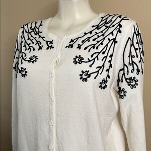 RAIN AND ROSE soft white black flower knit button cardigan L🌸